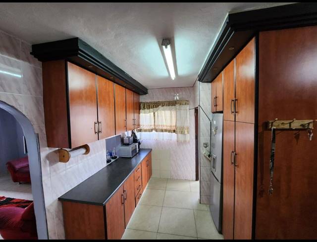 5 BEDROOM HOUSE FOR SALE IN MONTFORD